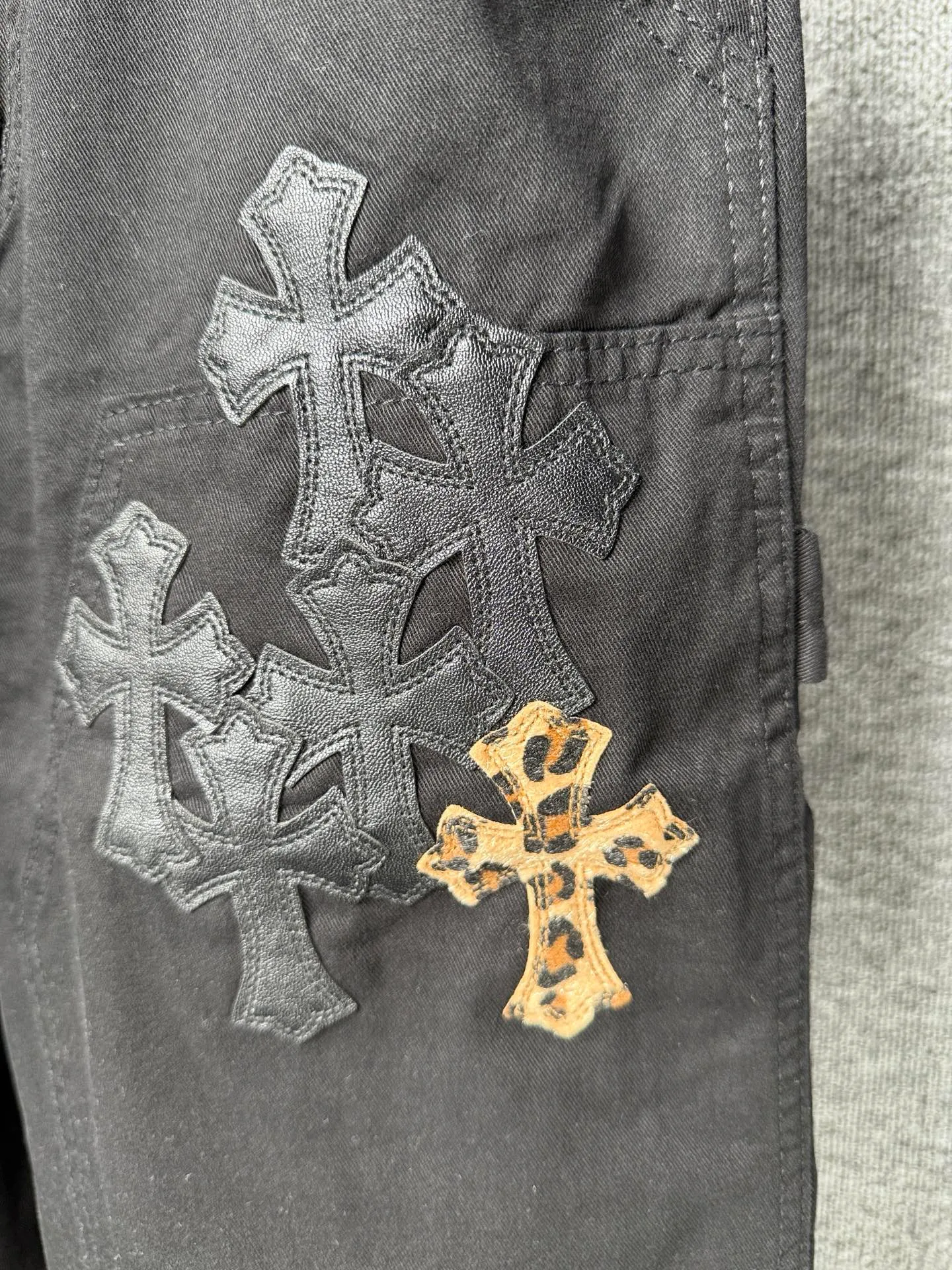 P270 💰 (Top version) Chrome hearts leopard print with black leather and multi-leather elements washed jeans. Really restores the ultimate vintage texture. Three-dimensional version. Loose and comfortable, not picky about the figure. Makes taller and slimmer. Factory precision. Original quality control. Same style for men and women. Can be matched with couples. Versatile recommendation. Must-have jeans for all seasons. Fashionistas have been disappointed. From the quality selection of fabrics, the tailoring of details, and the matching of patterns, they are all impeccable! The upper body is so handsome when worn...it can be easily worn by men, women and children! The craftsmanship is made of heavy-duty washed pure cotton denim fabric. After washing, it is soft and thick and looks very stylish when worn. Color: black Size: 28-30-32-34-36 (corresponding to S-M-L-XL-XXL)
